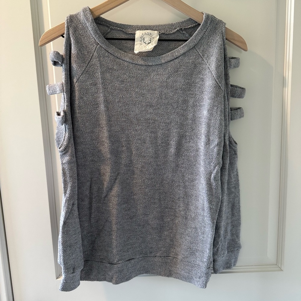 Fantastic fawn keyhole sleeve sweater. Gray size small.